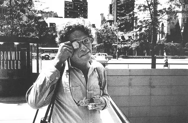 Retrato Garry Winogrand con una cámara