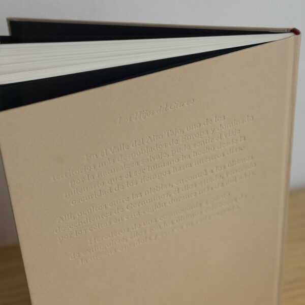 Contraportada del libro de fotografías Los hijos del ciervo, de José Luis Carrillo