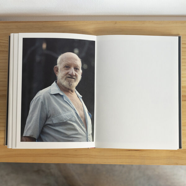 Página interior con fotografía del libro Los hijos del ciervo, de José Luis Carrillo