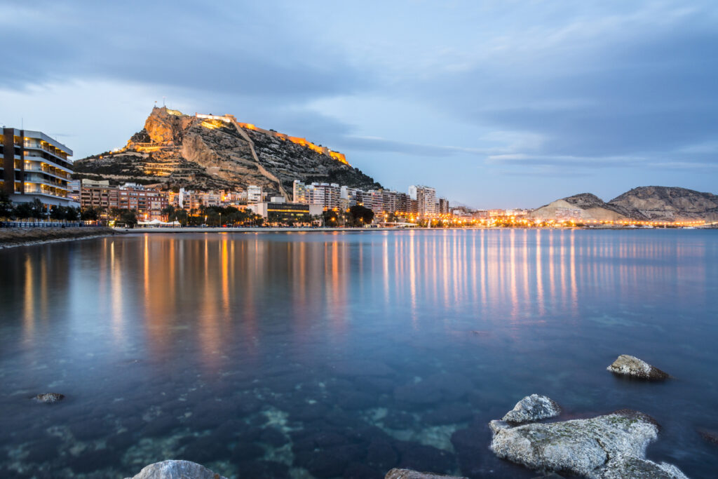 Fotografía nocturna del Castillo de Santa Bárbara en Alicante